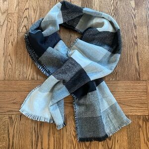Tahari black & white fringe scarf